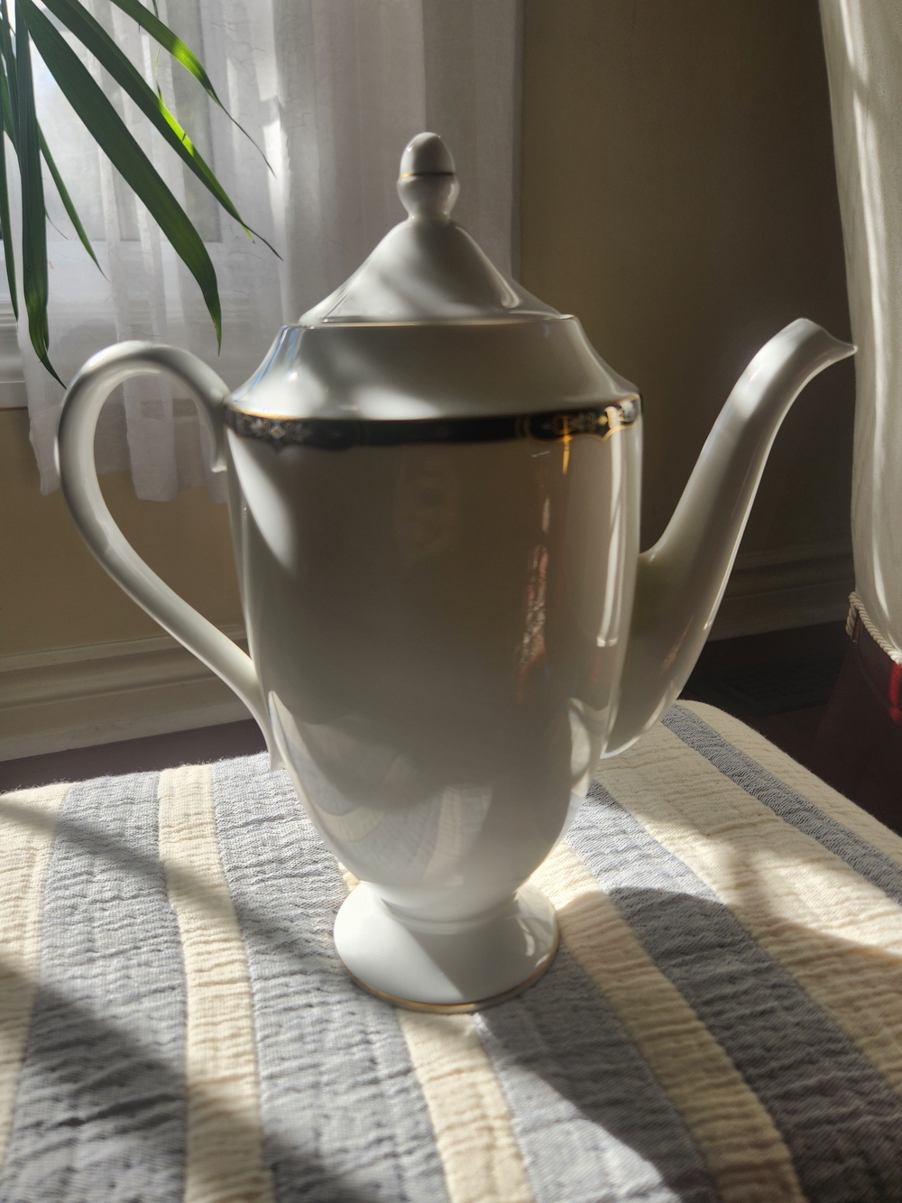 Elegant WEDGWOOD Preston Teapot with Gold Trim. Bone China Like New